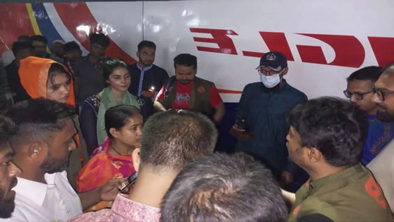 যশোরে তরুণীর কাছে রহস্যজনক বস্তু উদ্ধার, চলছে জিজ্ঞাসাবাদ