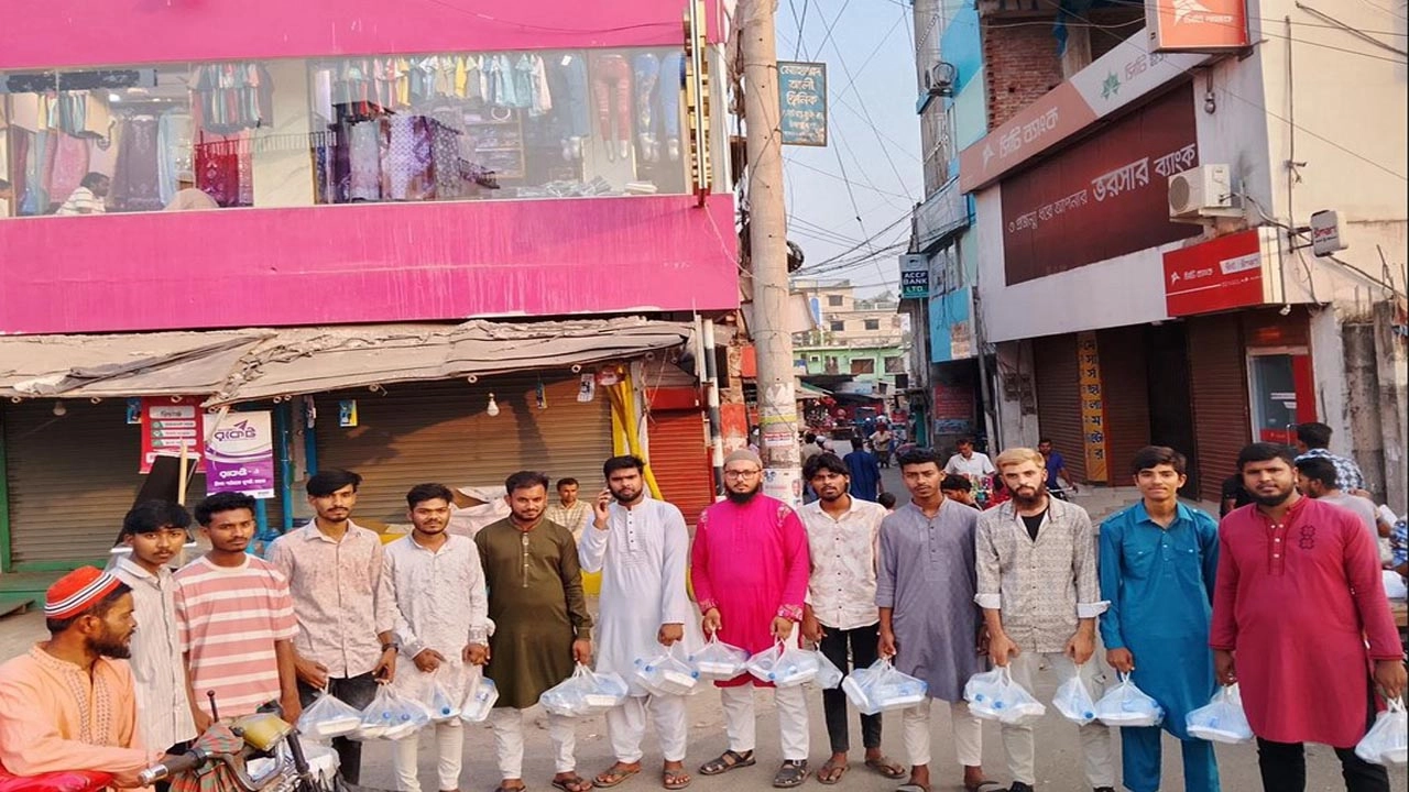 ঝিকরগাছায় ইউনিটি ক্লাব বাংলাদেশের উদ্যোগে ভ্যানচালক, দিনমজুর ও অসহায় মানুষের মাঝে ইফতার বিতরণ। ছবি: প্রতিনিধি