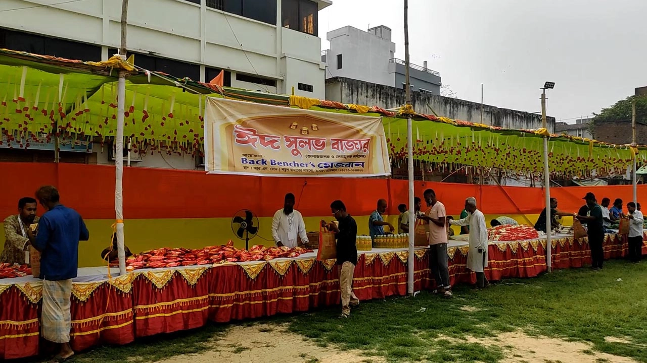 পবিত্র ঈদুল ফিতর উপলক্ষে সুলভ ঈদ বাজারে অর্ধেকের কম মূল্যে পণ্য বিক্রি করেছে সামাজিক সংগঠন ‘ব্যাক বেঞ্চার’। ছবি: গ্রামের কাগজ