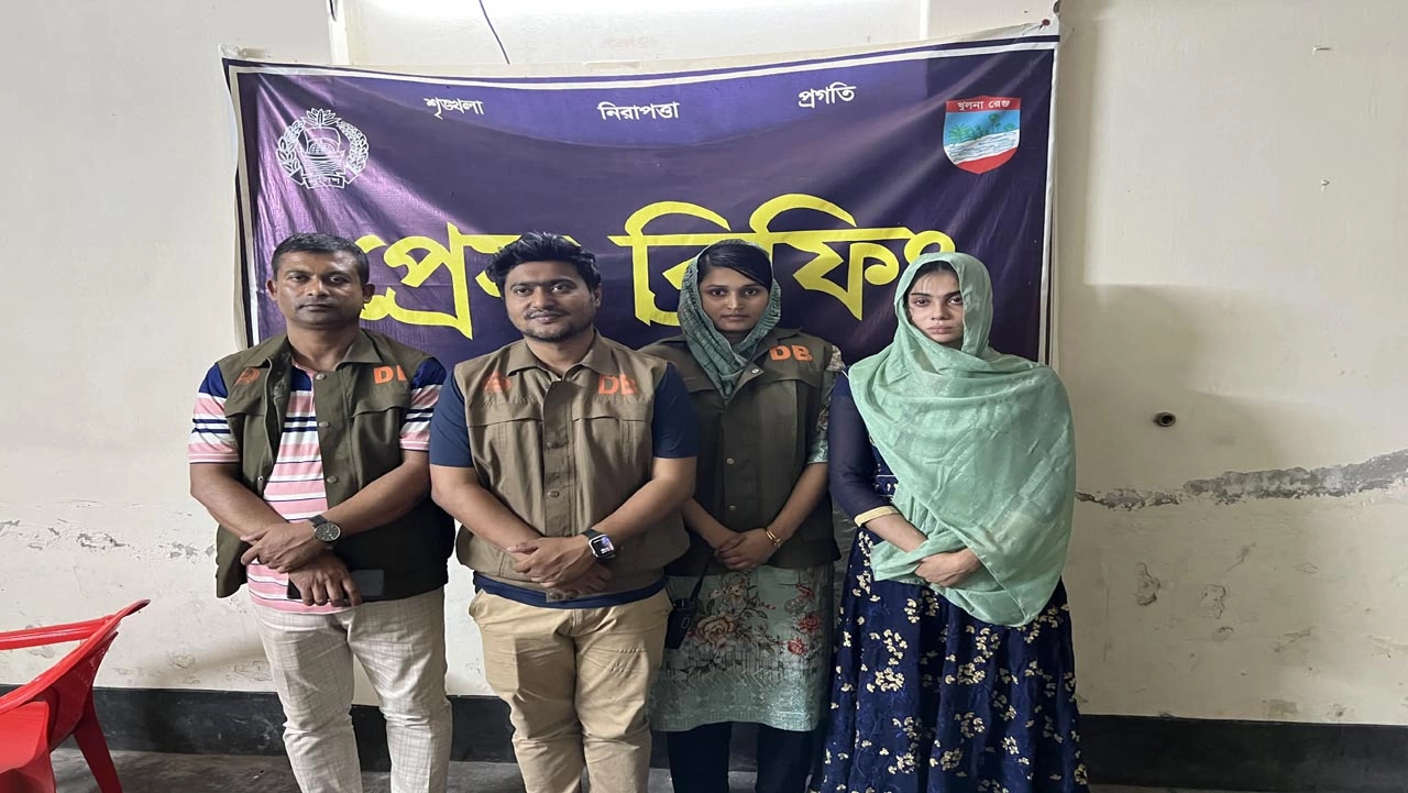 যশোরে মাদক কাঁচামালসহ এক তরুণী আটক। ছবি: গ্রামের কাগজ