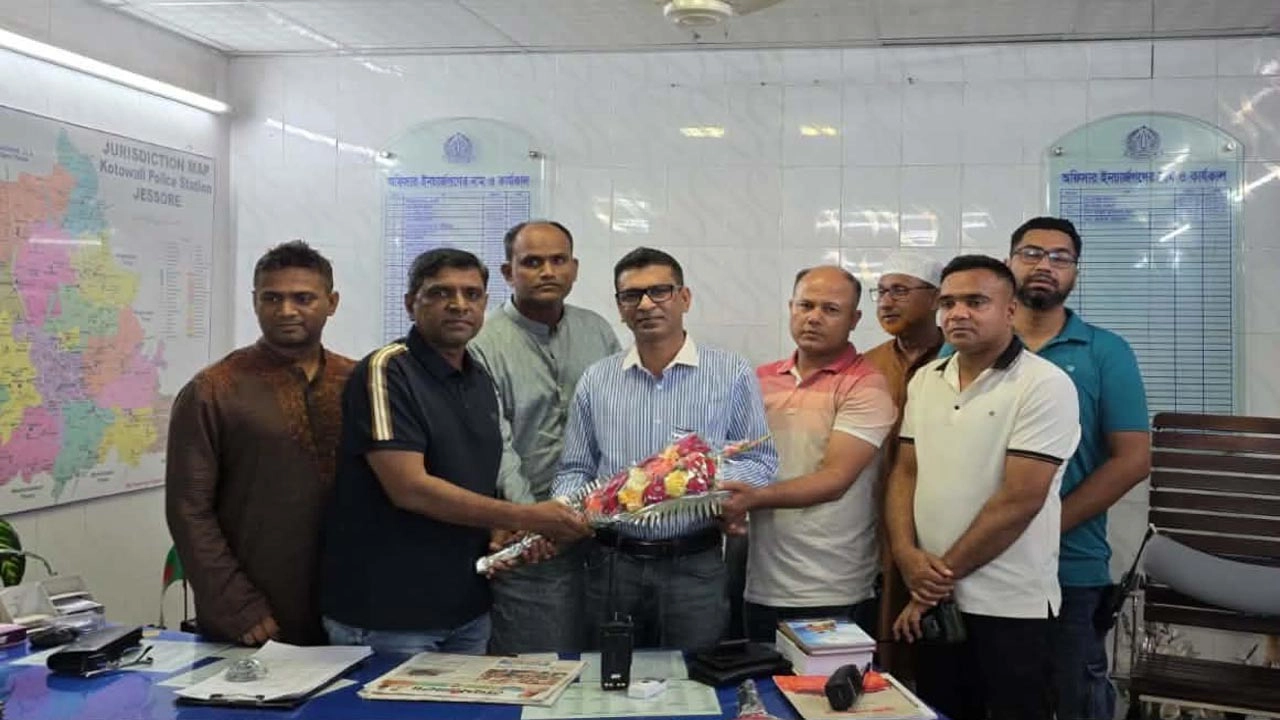 যশোরে কোতোয়ালি থানার নতুন ওসি মাসুম খান দায়িত্ব গ্রহণ। ছবি: গ্রামের কাগজ
