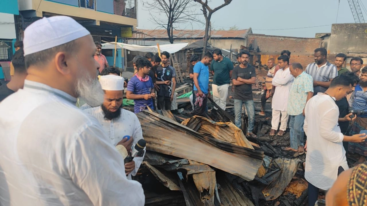 অগ্নিকাণ্ডে ক্ষতিগ্রস্তদের খোঁজখবর নিলেন সংসদ সদস্য মো. গোলাম রসুল। ছবি: প্রতিনিধি