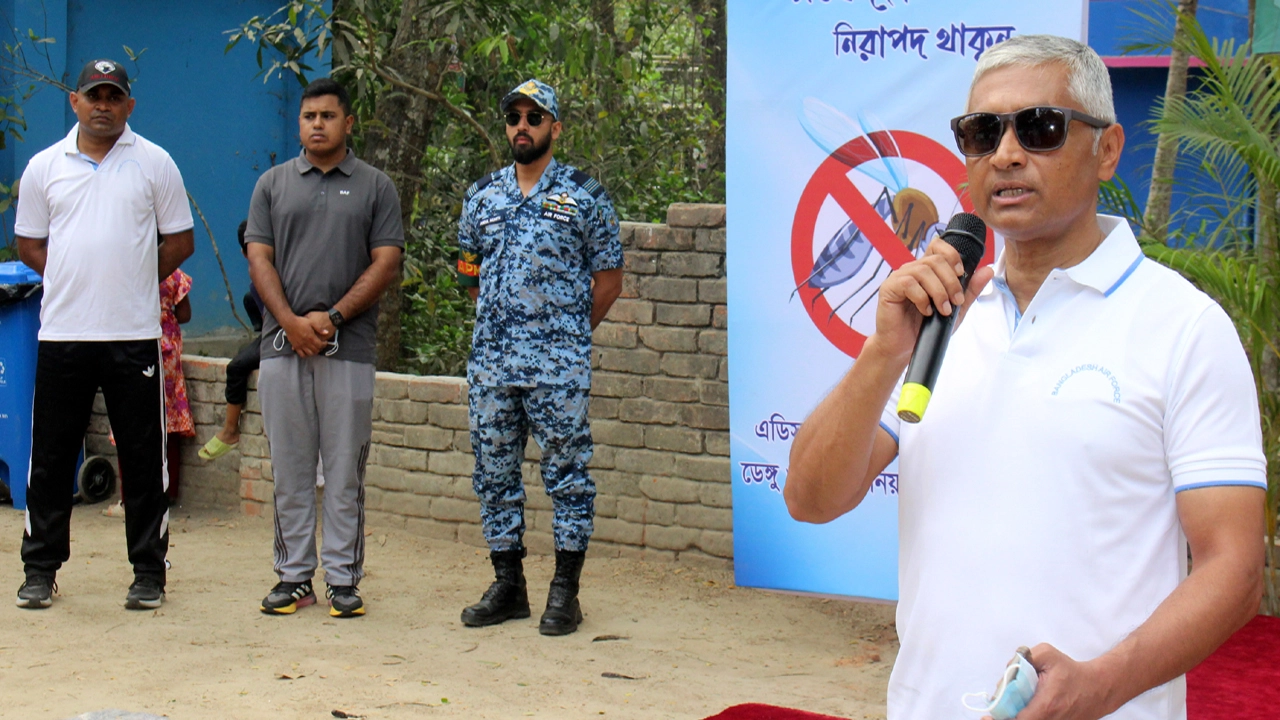 বীরশ্রেষ্ঠ মতিউর রহমান যশোর বিমান ঘাঁটি এলাকায় পরিচ্ছন্নতা কার্যক্রমের উদ্বোধন করলেন এয়ার ভাইস মার্শাল শামীমুল ইসলাম