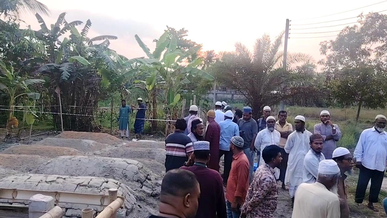 মোংলা পৌর কবরস্থানে দাদা ও দুই নাতির তাজা কবর ঘিরে শোকাহত মানুষের ভিড়, দূর-দূরান্ত থেকে ছুটে আসছেন স্বজন ও এলাকাবাসী। ছবি: প্রতিনিধি