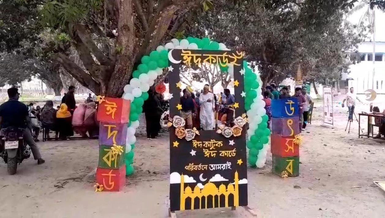 “ঈদ কাটুক ঈদ কার্ডে” শ্লোগান নিয়ে মাগুরায় শিক্ষার্থীদের ঈদ কার্ড তৈরি প্রতিযোগিতা। ছবি: প্রতিনিধি