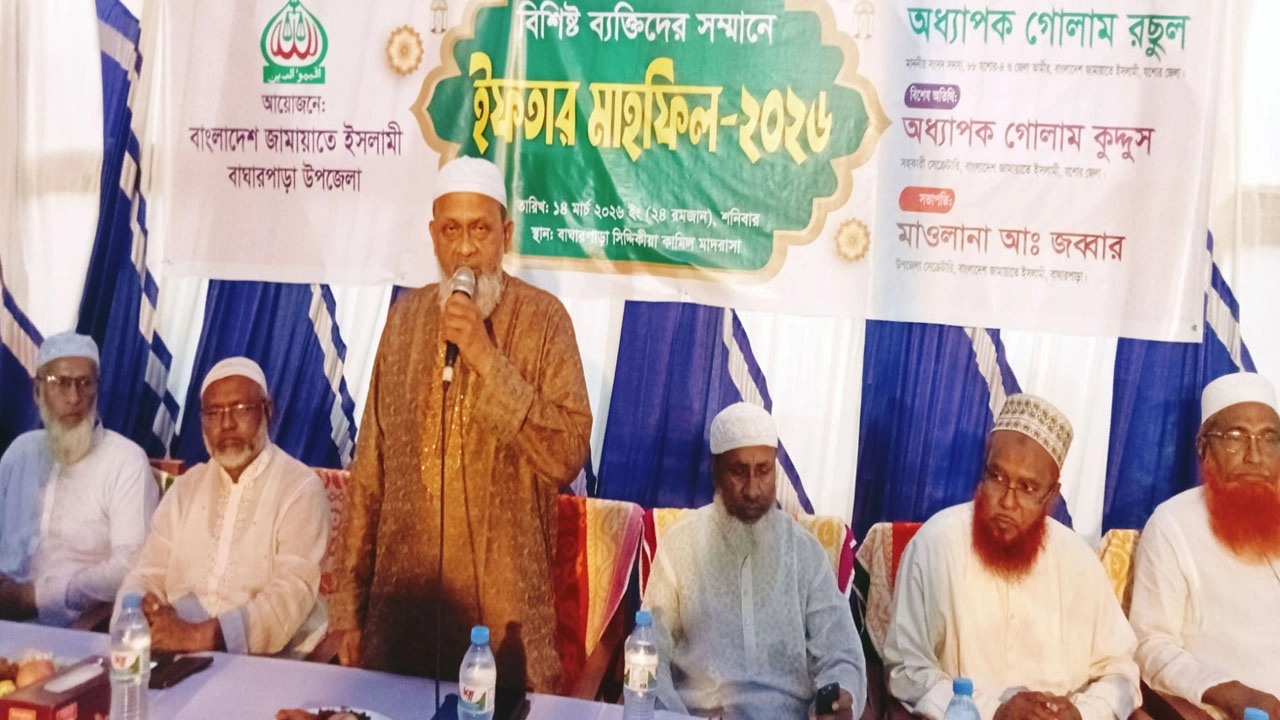 যশোরের বাঘারপাড়ায় জামায়েতে ইসলামের আয়োজিত ইফতার মাহফিলে বক্তব্য রাখেন যশোর-৪ আসনের সংসদ সদস্য ও যশোর জেলা জামাতের আমির অধ্যাপক গোলাম রসূল । ছবি: প্রতিনিধি