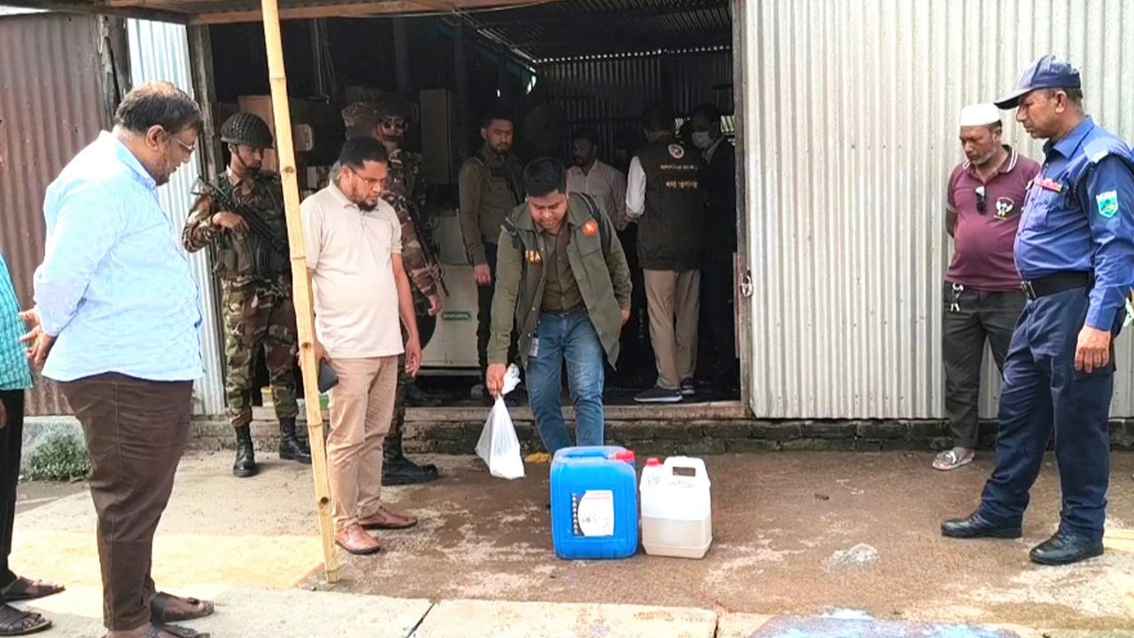 পাবনায় ডালডা-ইউরিয়া দিয়ে তৈরি হয় নকল দুধ ও ঘি