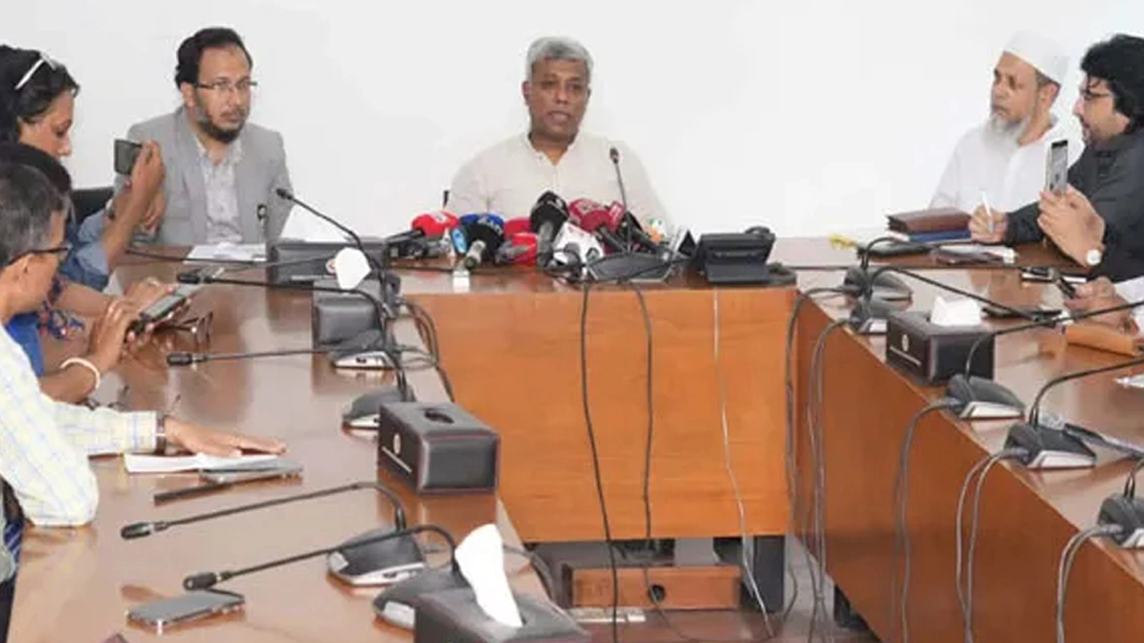 সংবাদ সম্মেলনে বিদ্যুৎ, জ্বালানি ও খনিজসম্পদ প্রতিমন্ত্রী অনিন্দ্য ইসলাম অমিত।