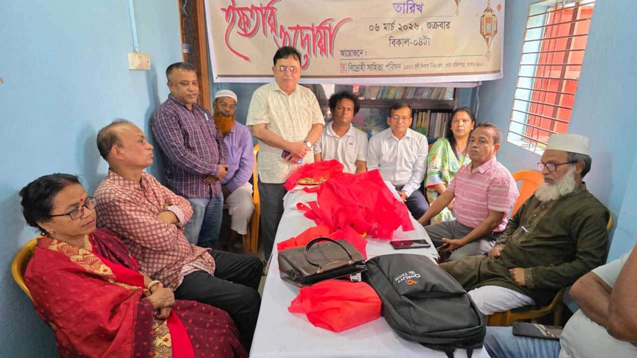 বিদ্রোহী সাহিত্য পরিষদ (বিএসপি) যশোরের উদ্যোগে রোববার (১৫ মার্চ) সকালে সদস্যদের মধ্যে ঈদ উপহার বিতরণ করা হয়। ছবি: গ্রামের কাগজ