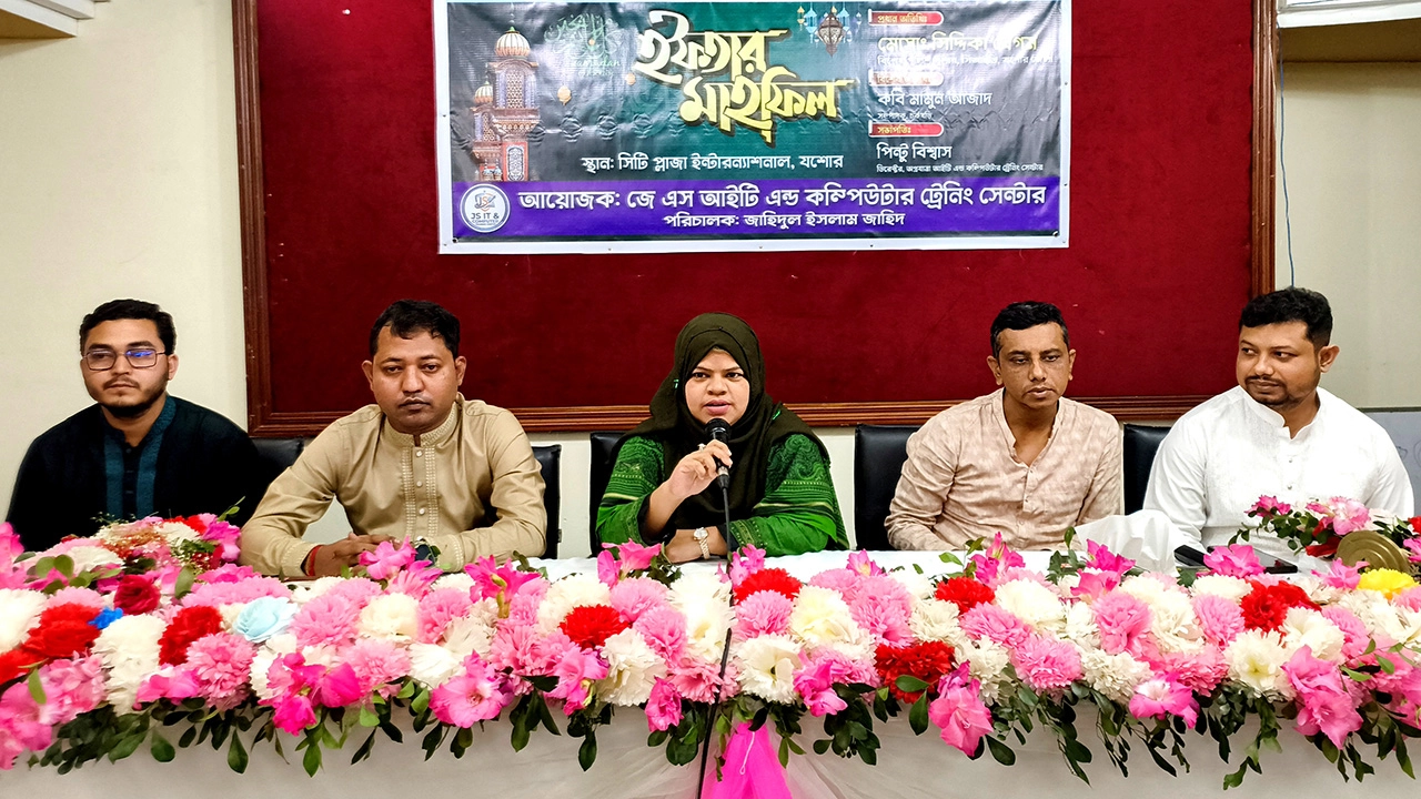 জেএস আইটি অ্যান্ড কমপিউটার ট্রেনিং সেন্টারের ইফতার মাহফিল অনুষ্ঠান । ছবি : গ্রামের কাগজ