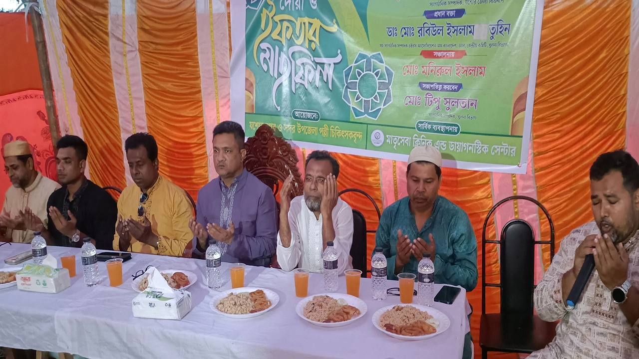 নগর ও সদর উপজেলা পল্লী চিকিৎসকদের উদ্যোগে দোয়া ও ইফতার মাহফিলে উপস্থিত নেতৃবৃন্দ । ছবি : গ্রামের কাগজ