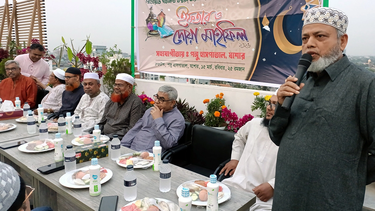 রোববার অনুষ্ঠিত অবসারপ্রাপ্ত সরকারি চিকিৎসক এ্যাসোসিয়েশন যশোরের দোয়া ও ইফতার মাহফিলে উপস্থিত নেতৃবৃন্দ । ছবি : গ্রামের কাগজ