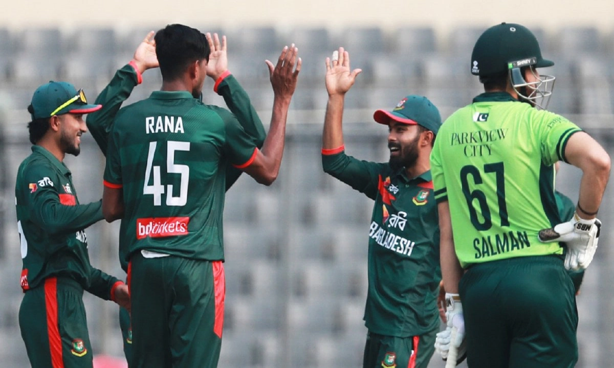 রোববার বাংলাদেশ বনাম পাকিস্তানের খেলায় উইকেট শিকারের পর উল্লাশের একটি দৃশ্য । ছবি : সংগৃহীত