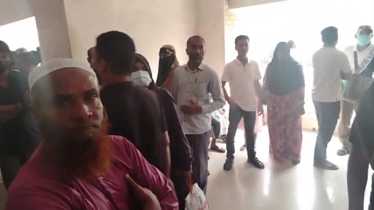 মাহমুদা কাণ্ডকে কেন্দ্র করে যশোর আদালত ভবনের ভেতরে ভুক্তভোগী ও তার স্বজনদের মধ্যে সংঘর্ষ। ছবি: গ্রামের কাগজ