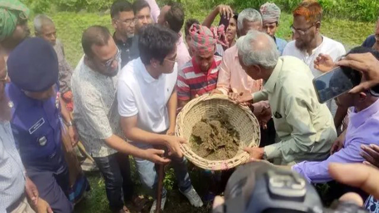 মাগুরার মহম্মদপুরে নারায়ণপুর খালের পুনঃখনন কাজের উদ্বোধন করেন সংস্কৃতি মন্ত্রী অ্যাডভোকেট নিতাই রায় চৌধুরী। ছবি: প্রতিনিধি