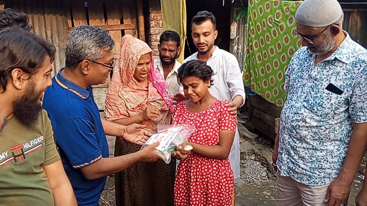 অস্বচ্ছল প্রতিবেশীদের বাড়ি গরুর মাংস পৌঁছে দিলো ‘ফ্রেন্ডস ক্লাব যশোর’ স্বেচ্ছাসেবী সামাজিক সংগঠন। ছবি: গ্রামের কাগজ