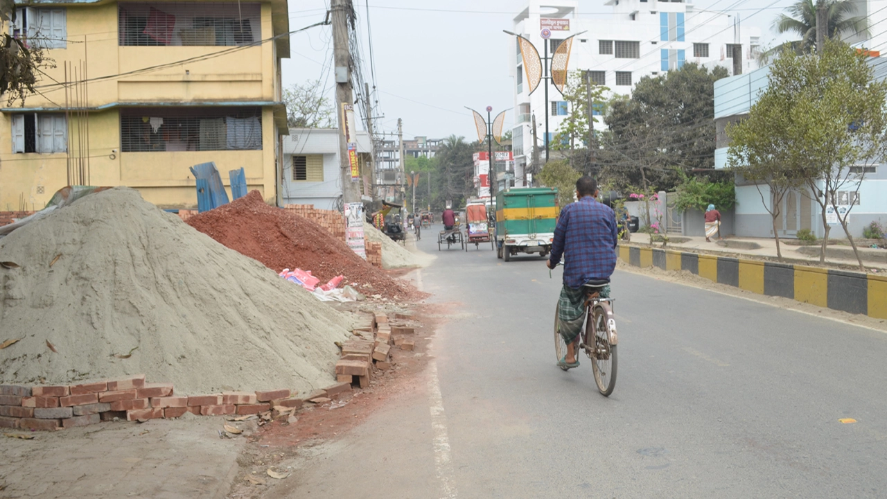 সরকারি জমিতে ইট বালি রড সিমেন্ট রেখে ব্যবসা