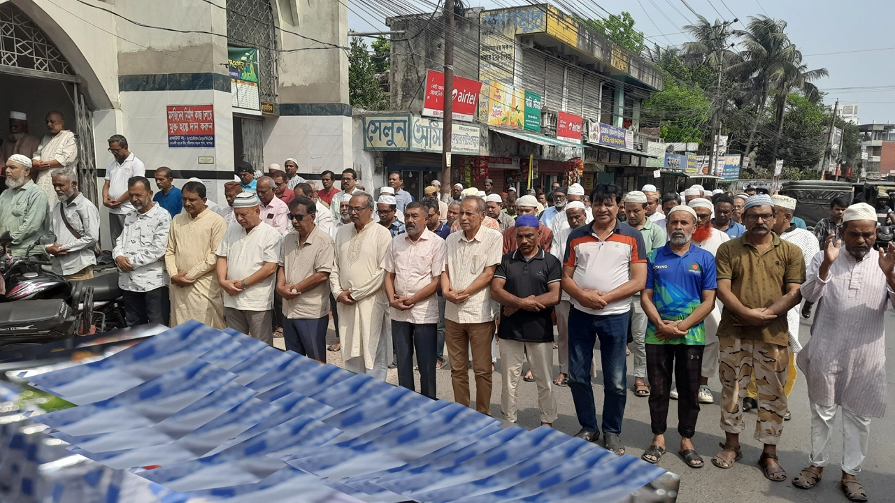 বিমান অফিস জামে মসজিদে নূর জালাল মাস্টারের জানাজা অনুষ্টিত হয় ¦ ছবি: গ্রামের কাগজ