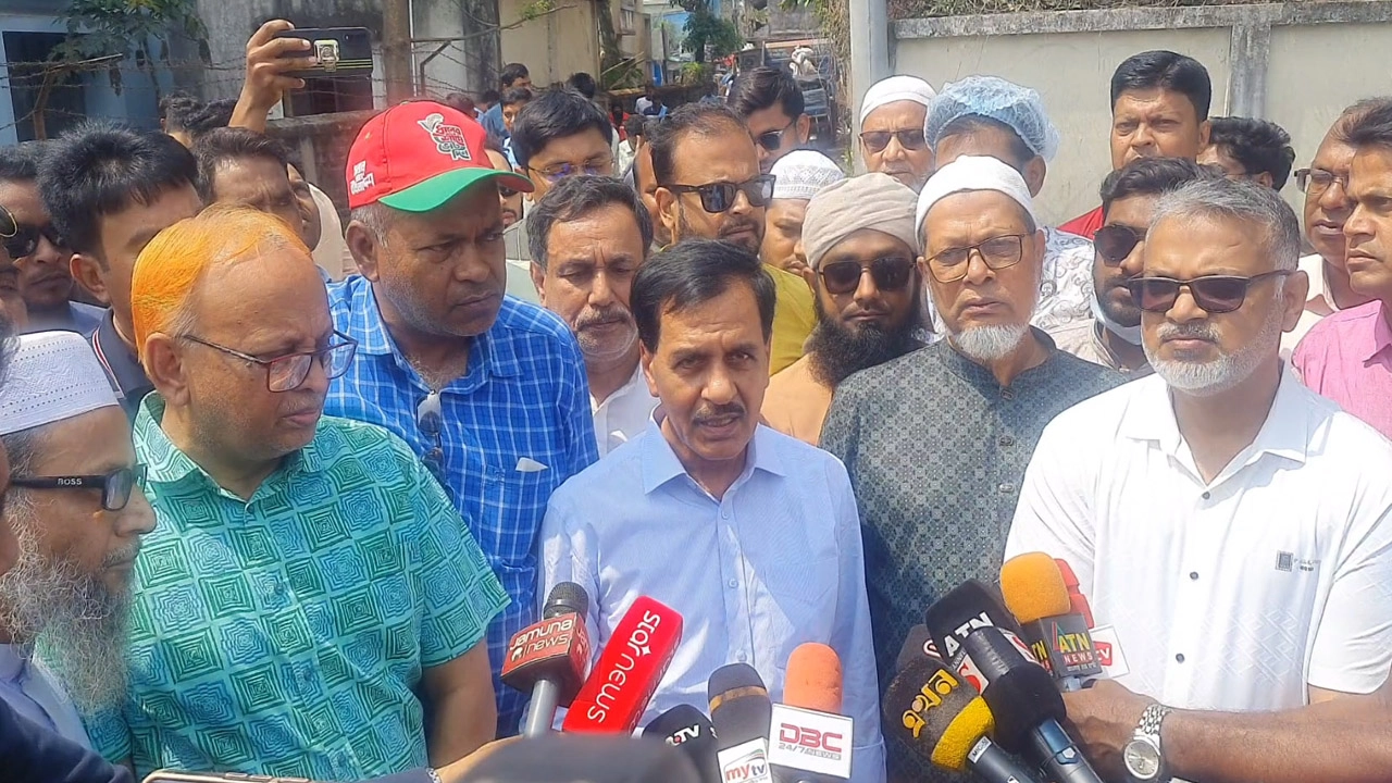 নওগাঁয় ডেঙ্গু ও চিকুনগুনিয়া প্রতিরোধে পরিচ্ছন্নতা অভিযান কর্মসূচির উদ্বোধন করেন এমপি জাহিদুল ইসলাম ধলু ¦ ছবি: প্রতিনিধি