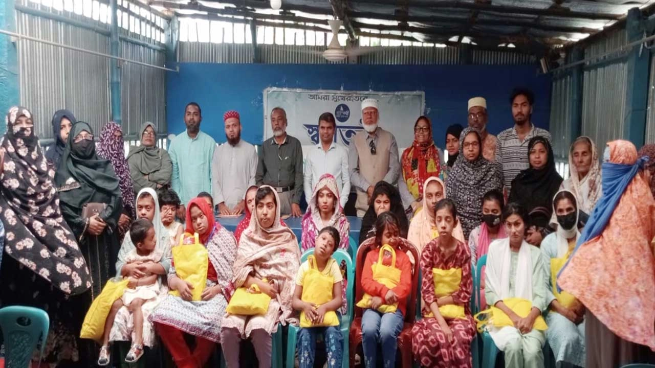 মঙ্গলবার স্বপ্নতরী যশোরের উদ্যোগে ঈদ উপলক্ষে বিশেষ চাহিদা সম্পন্ন শিশুদের মধ্যে ঈদ পোষাক বিতরণ করেন যুব উন্নয়ন অধিদপ্তরের উপপরিচালক খন্দকার জাকির হোসেন।ছবি: গ্রামের কাগজ