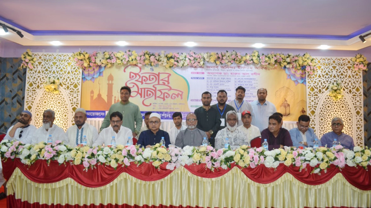 মঙ্গলবার যশোর পৌর কমিউনিটি সেন্টারে ডক্টর এ্যসোসিয়েশন অব বাংলাদেশ ড্যাব যশোরের উদ্যোগে ইফতার ও দোয়া মাহফিল অনুষ্ঠিত। ছবি: গ্রামের কাগজ