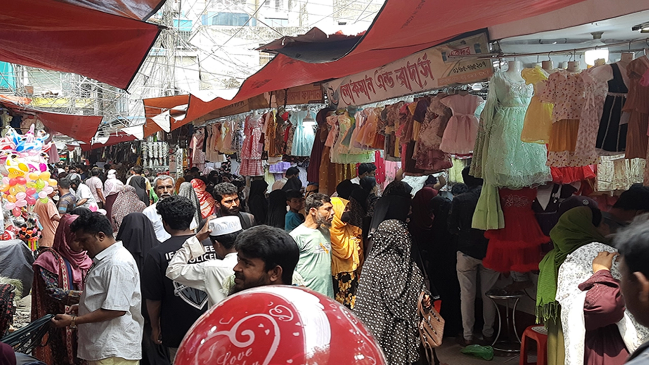 আতর টুপি জায়নামাজ কেনার ধুম
