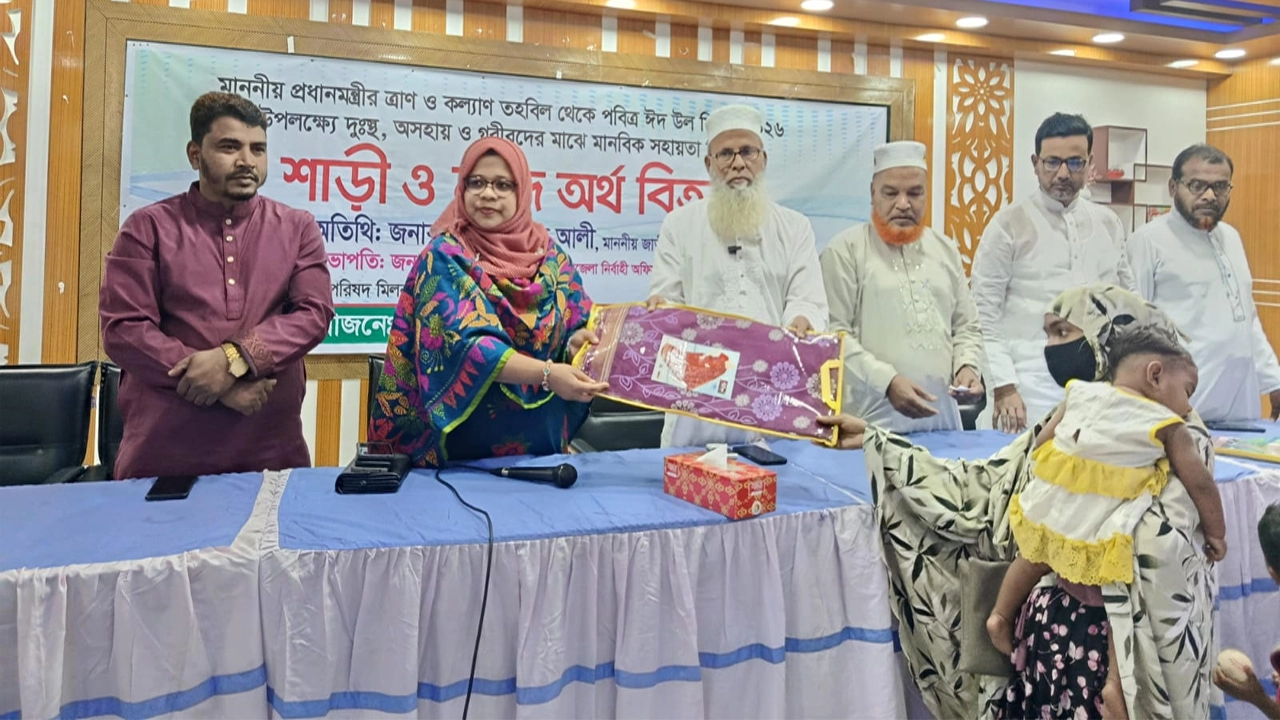 কেশবপুরে প্রধানমন্ত্রীর মানবিক সহায়তার নগদ অর্থ ও শাড়ি তুলে দিলেন এমপি মোক্তার আলী