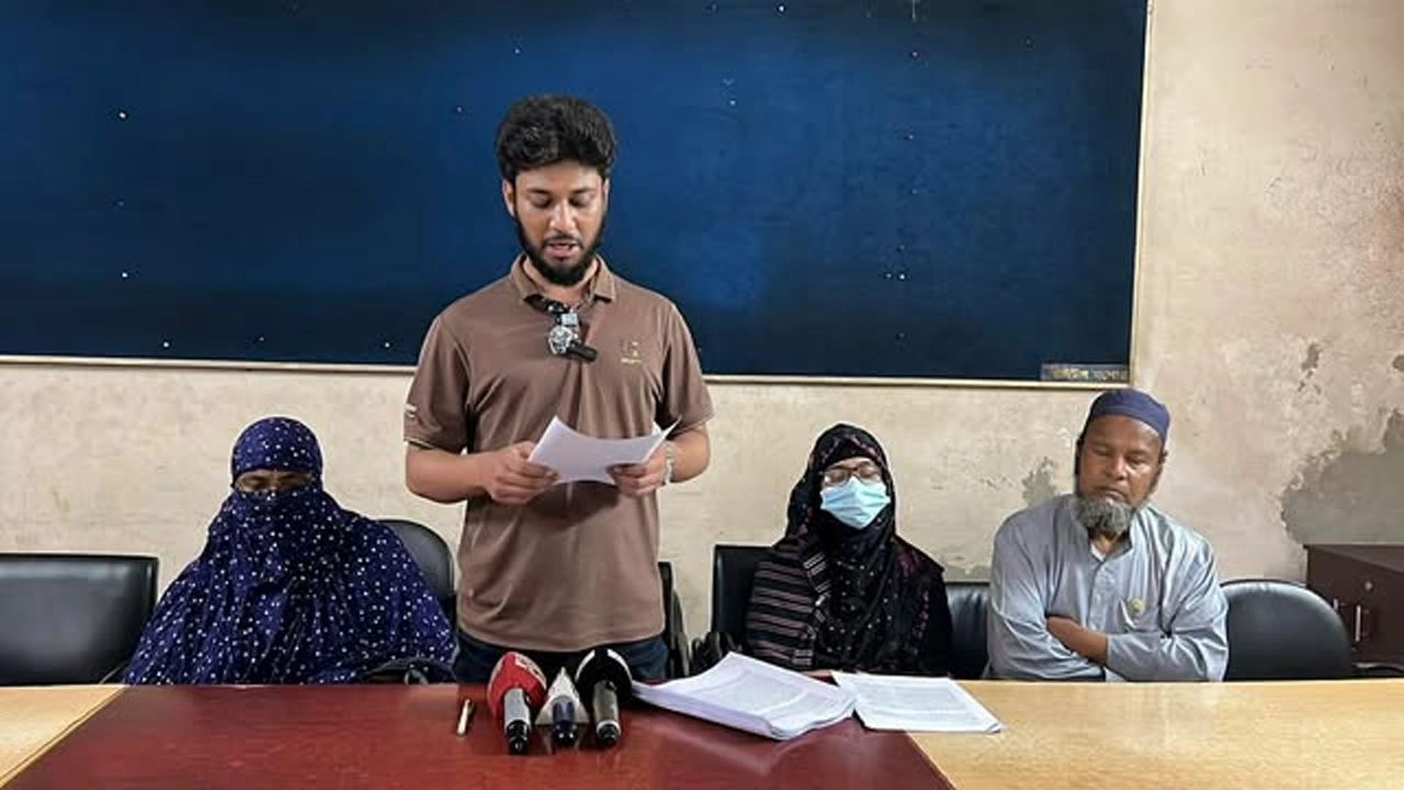 যশোরে কয়েক সাংবাদিকদের বিরুদ্ধে চাঁদা দাবির অভিযোগে সংবাদ সম্মেলন