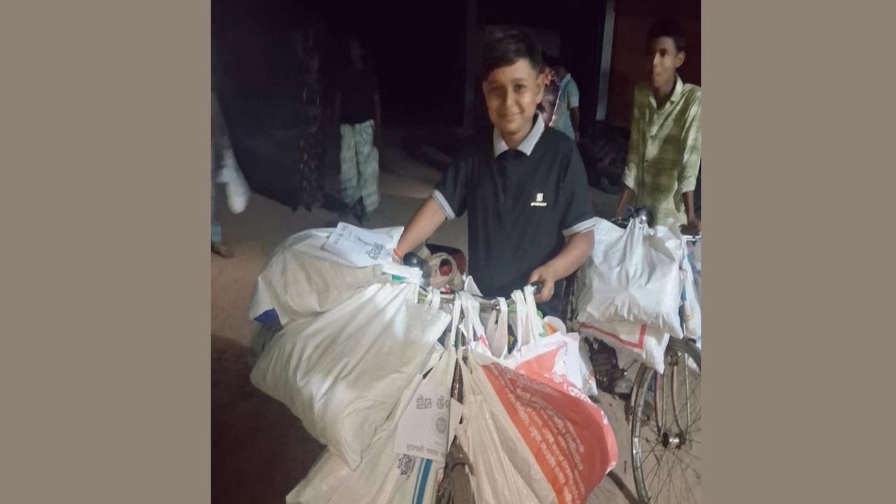 যশোরে ৫৫ পরিবারে ঈদ উপহার বিতরণ। ছবি: গ্রামের কাগজ