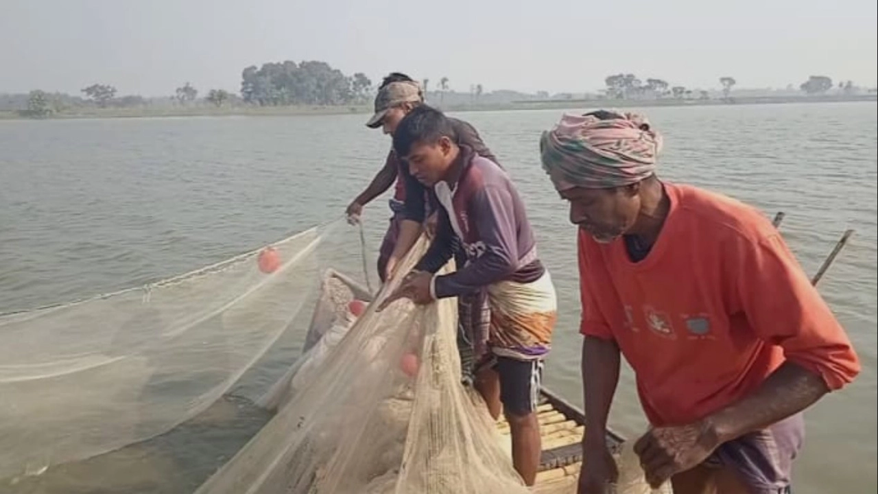 যশোরের মণিরামপুরের পারখাজুরা বাঁওড়ের মাছ ধরা নিয়ে স্থানীয় দুপক্ষের মধ্যে উত্তেজনা। ছবি: প্রতিনিধি