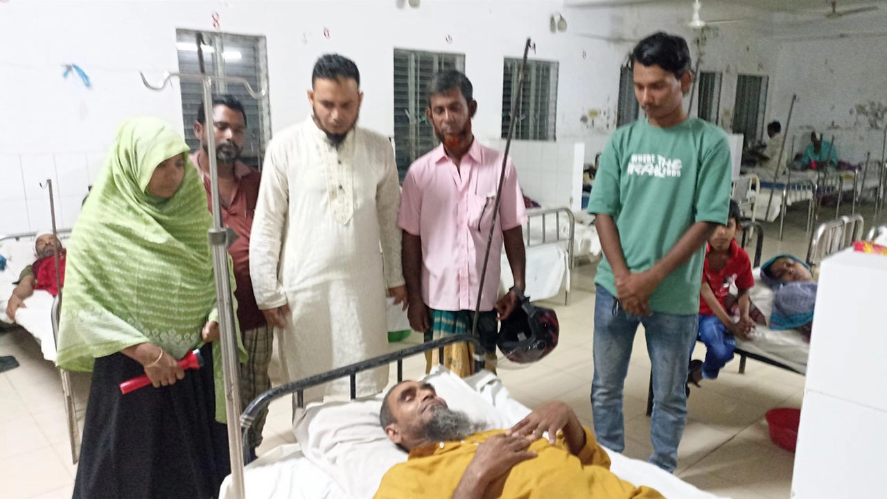 মোরেলগঞ্জে স্কুল শিক্ষকের বাড়িতে হামলা-ভাংচুর। ছবি: প্রতিনিধি