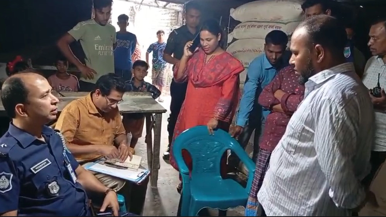ঝিকরগাছায় ভেজাল চানাচুর কারখানায় অভিযান, ২০ হাজার টাকা জরিমানা। ছবি: প্রতিনিধি