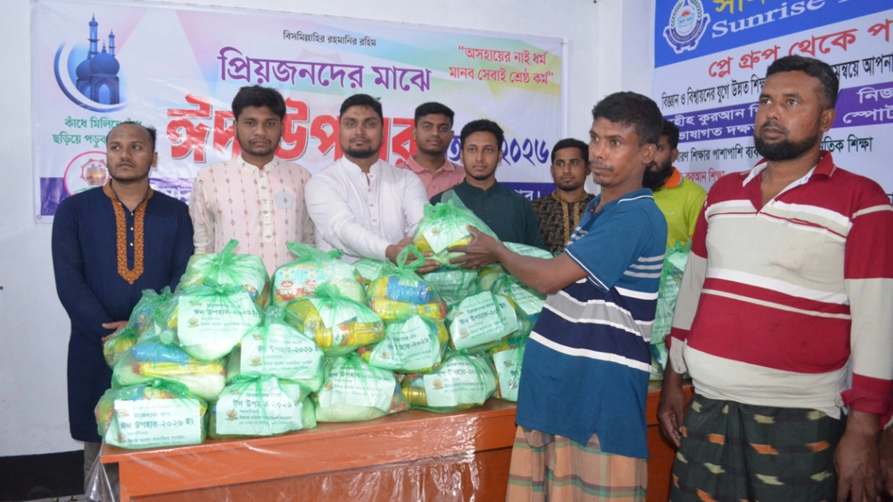 বুধবার যশোর বারীনগর সাতমাইল বাজারে উষার আলো সামাজিক সংগঠনের উদ্যোগে শতাধিক পরিবারের মাধ্যে ঈদ উপহার বিতরণ করেন সংগঠনের সভাপতি কামরুল ইসলাম শিহাব। ছবি: গ্রামের কাগজ