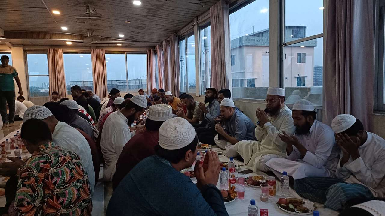হোটেল সামস্ ইন্টারন্যাশনালের স্বত্বাধিকারী সায়েম সিদ্দিকের উদ্যোগে ইফতার ও দোয়া মাহফিল । ছবি : গ্রামের কাগজ