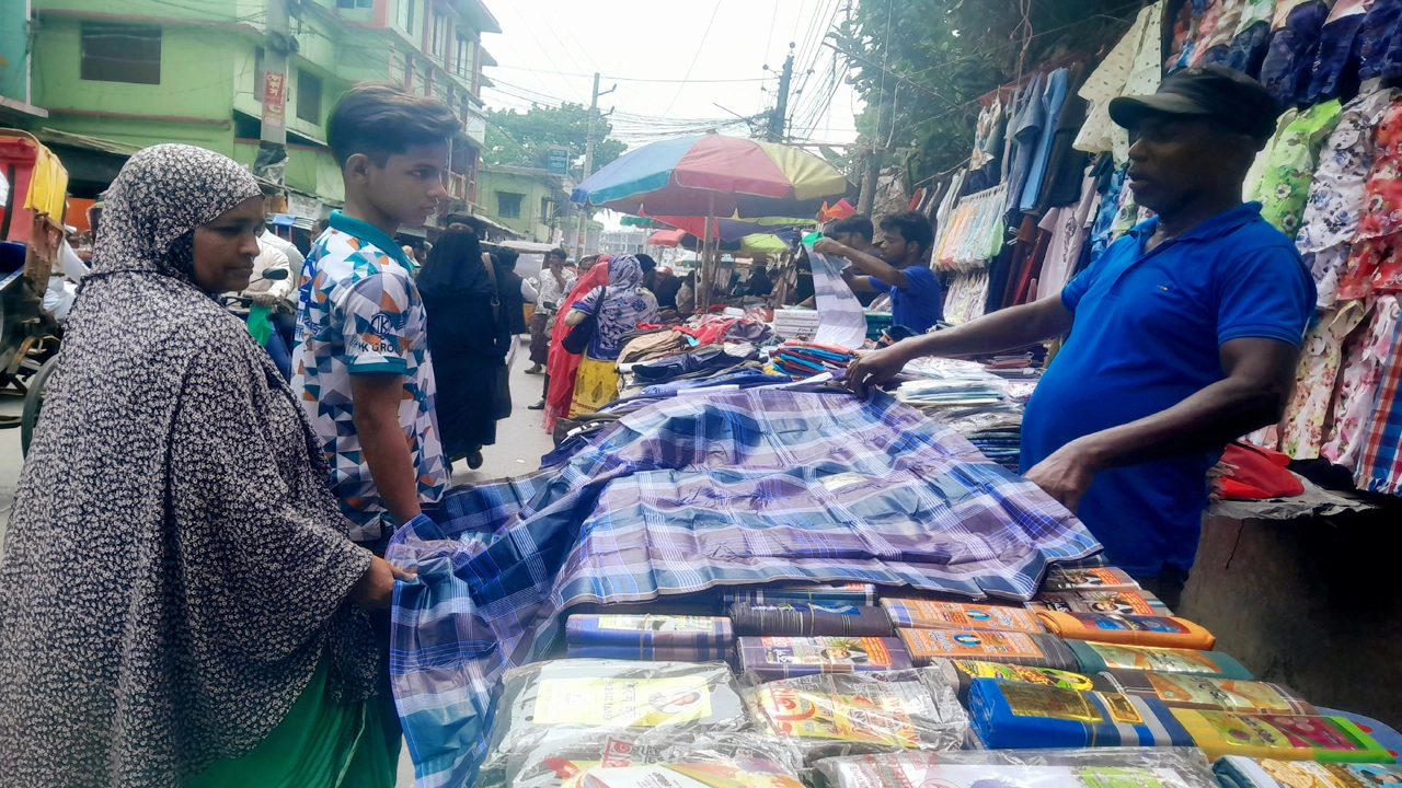 ফুটপাতের ঈদ বাজারে ভরসা নিম্ন আয়ের মানুষের