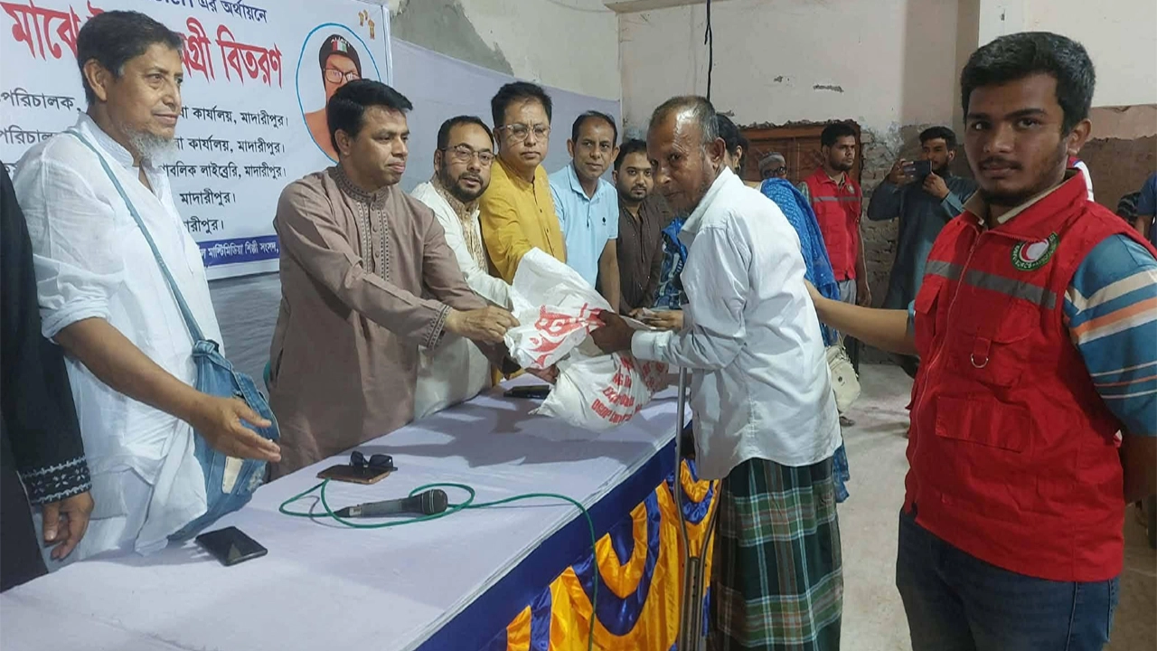 মাদারীপুরে ৩৬০ জনকে ঈদের উপহার হিসেবে খাদ্য সামগ্রী বিতরণ