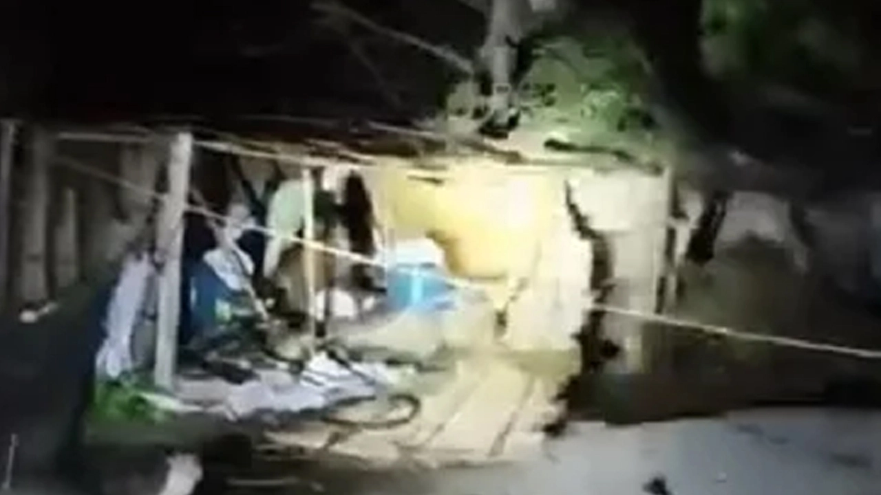 চুয়াডাঙ্গার আলমডাঙ্গা উপজেলায় টর্নেডোর আঘাতে ২০টি ঘরবাড়ি লণ্ডভণ্ড।