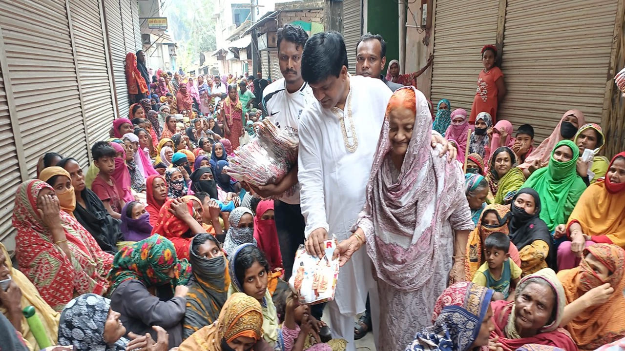 বিশিষ্ট ব্যবসায়ী ও সমাজসেবক সায়েম সিদ্দিকর উদ্যোগে ঈদবস্ত্র বিতরণ । ছবি : গ্রামের কাগজ