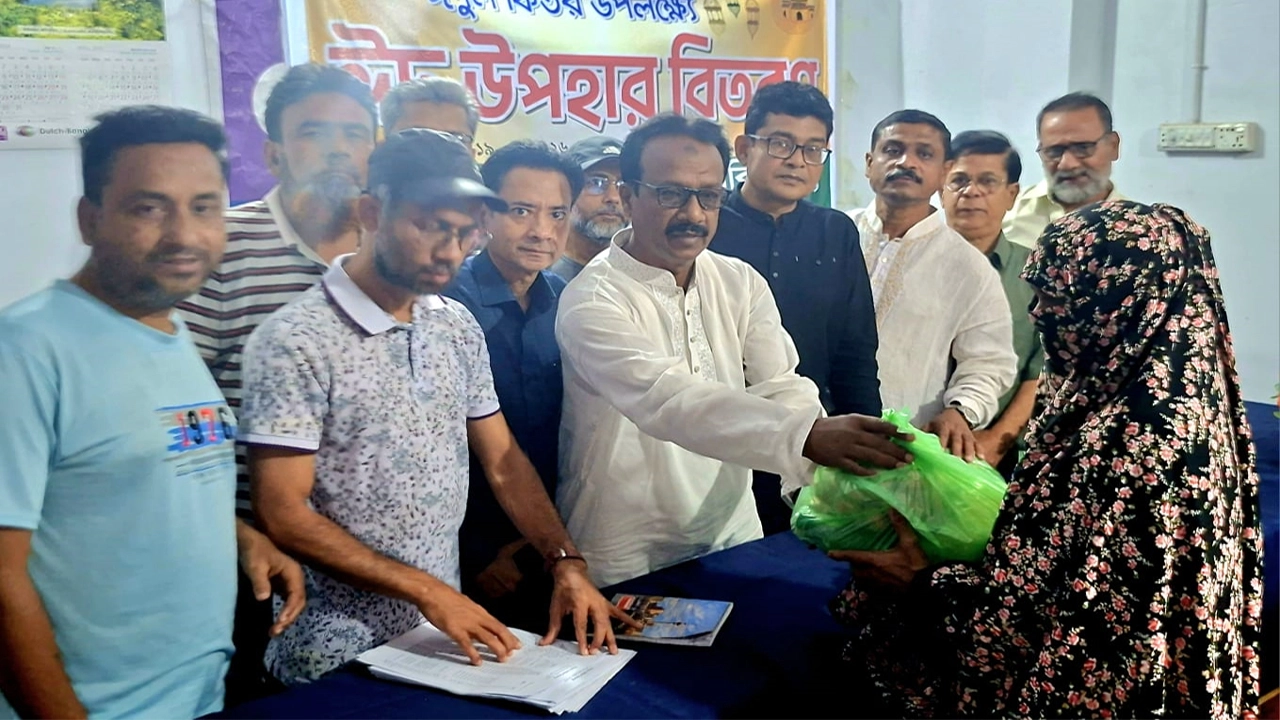 উপশহরে শতাধিক পরিবারে ঈদ উপহার বিতরণ