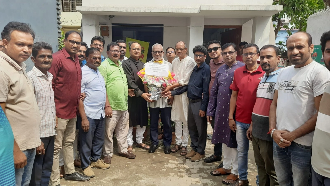 যশোর জেলা পরিষদের প্রশাসক খোকনকে ফুলেল শুভেচ্ছা