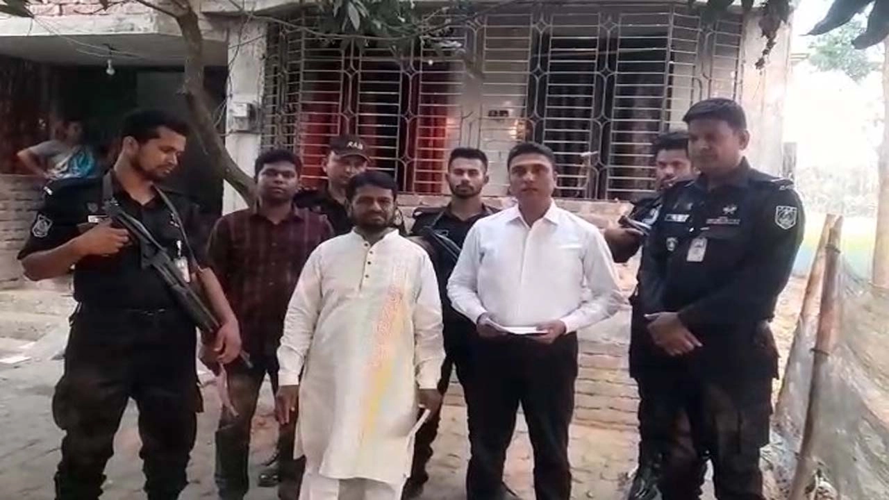 মণিরামপুরে কসমেটিক অনিয়মে কনা এন্ড তৃষ্ণা এন্টারপ্রাইজে ৫০ হাজার টাকা জরিমানা। ছবি: প্রতিনিধি