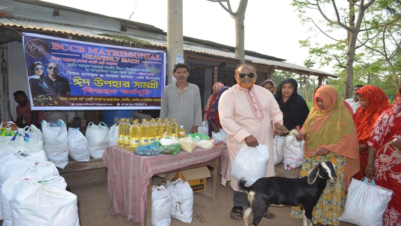 বাঘারপাড়ায় বিসিসিবি মেট্রোমনিয়াল হ্যাভেন ম্যাচের উদ্যোগে ঈদ উপহার বিতরণ। ছবি: গ্রামের কাগজ