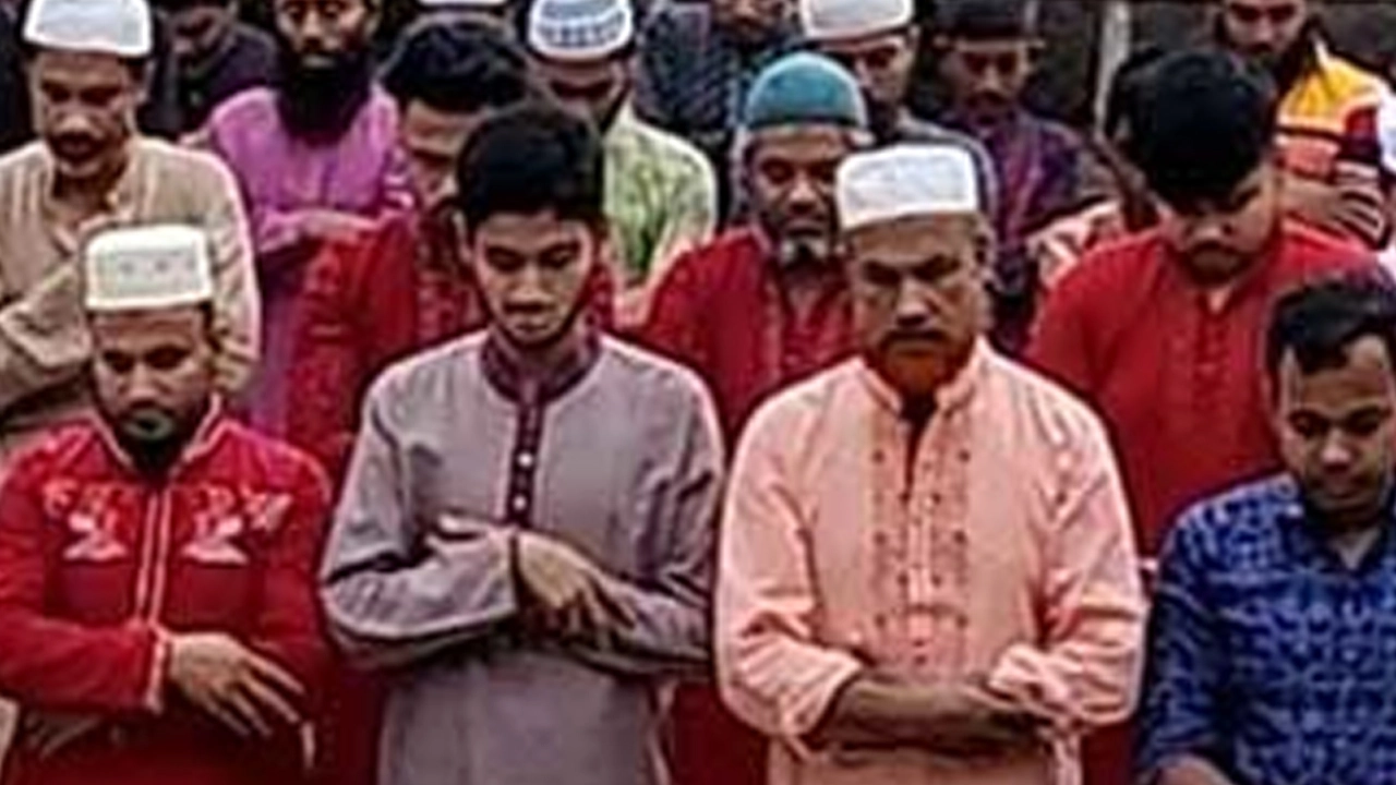 হরিণাকুণ্ডুতে সৌদি আরবের সঙ্গে মিল রেখে ঈদ উদযাপন