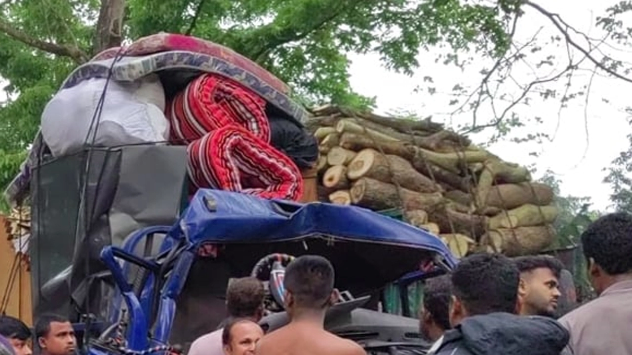 রাজৈরে পিকআপ-ট্রাকের মুখোমুখি সংঘর্ষ, শিশুসহ আহত ৮