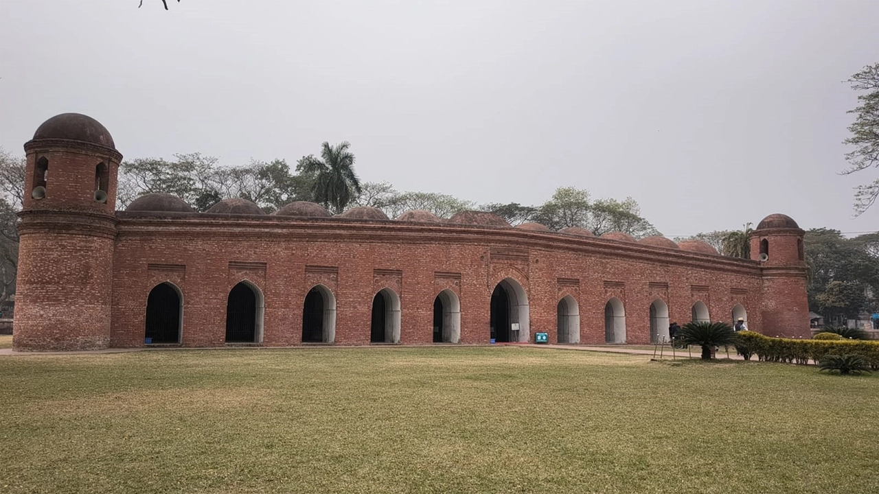 ষাটগম্বুজ মসজিদে ঈদের জামাতের প্রস্তুতি সম্পন্ন