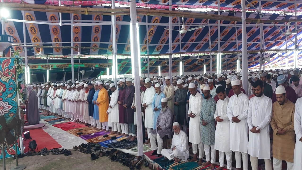 যশোর কেন্দ্রীয় ঈদগাহে সকাল ৯টায় দ্বিতীয় ঈদের জামায়াত অনুষ্ঠিত হয়  ¦ ছবি: গ্রামের কাগজ
