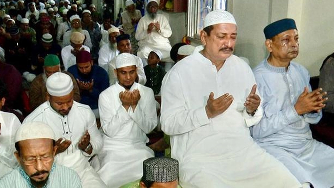 রাজশাহীতে ঈদের নামাজ শেষে জাতি ও বিশ্ব শান্তি কামনায় বিশেষ মোনাজাত