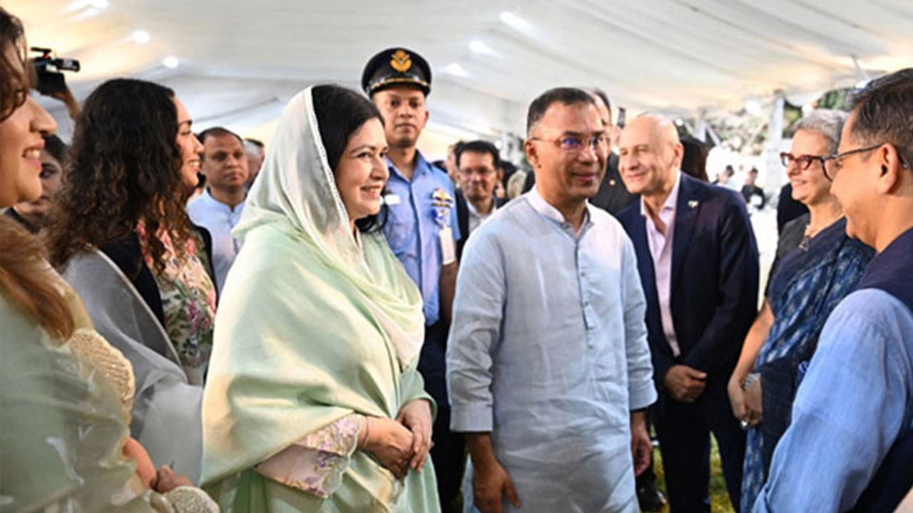 সর্বস্তরের মানুষের সঙ্গে ঈদ শুভেচ্ছা বিনিময় করছেন প্রধানমন্ত্রী তারেক রহমান। ছবি : সংগৃহীত