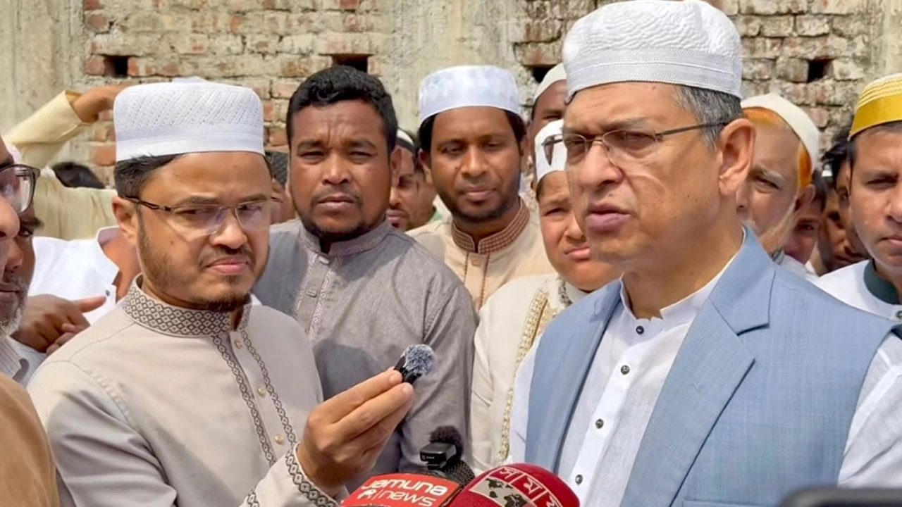 সাংবাদিকদের সঙ্গে কথা বলেন স্বরাষ্ট্রমন্ত্রী সালাহউদ্দিন আহমদ।