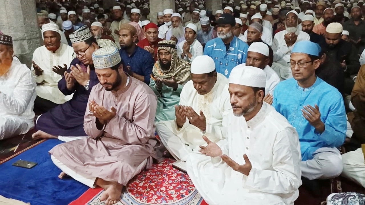 বাগেরহাট ষাটগম্বুজ মসজিদে ঈদের জামাত অনুষ্ঠিত